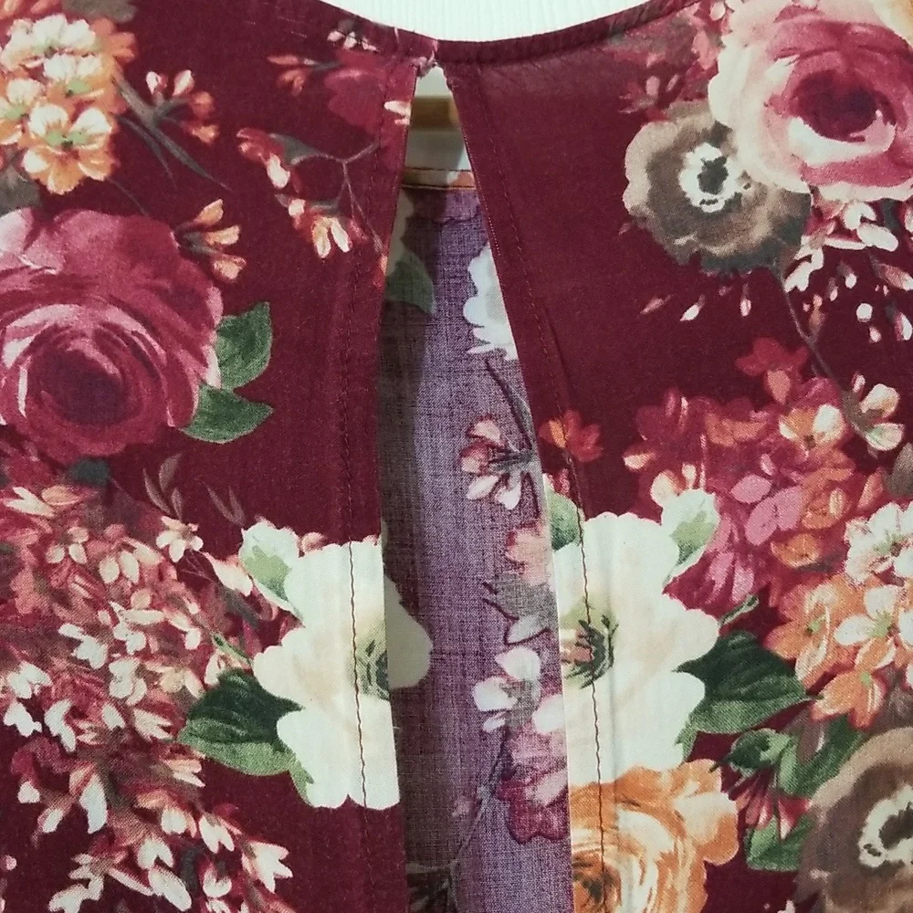 Crop top in burgundy w/flowers size S. - Picture 7 of 8